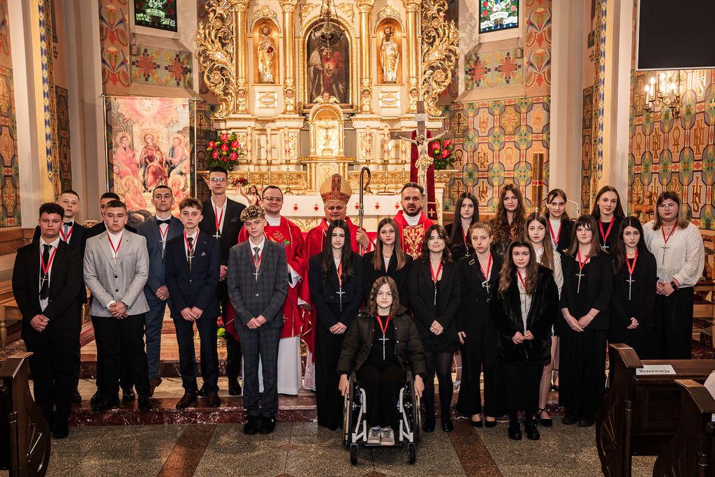 Grupowe zdjęcie bieżmowanej młodzieży z księżmi